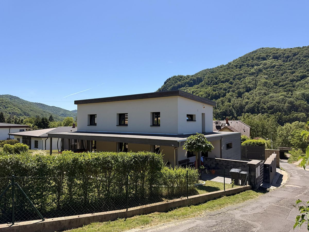 Prodej rodinného domu 250 m², pozemek 1007 m²